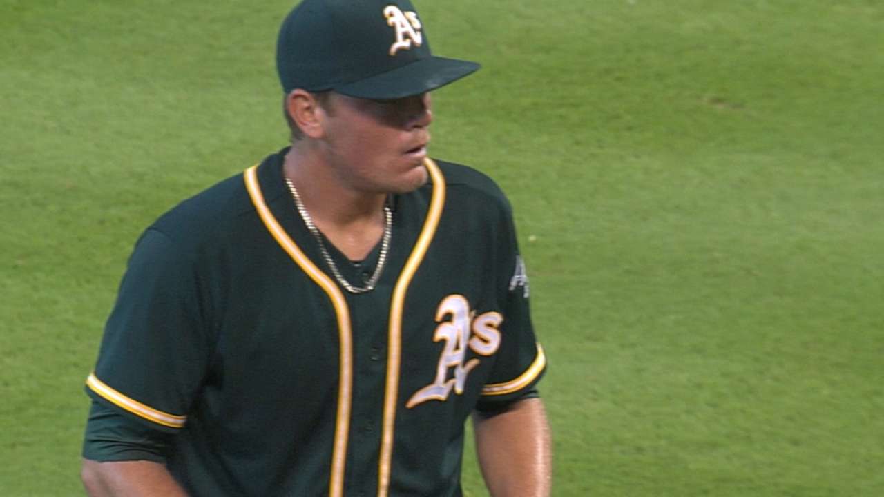 Cubs deal Coghlan to A's for righty Brooks