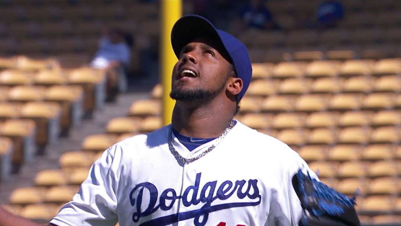 Pirates sign righty reliever Nicasio