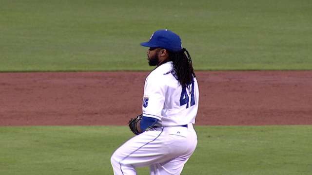 Cueto shimmies, strikes out Cruz in the 3rd 