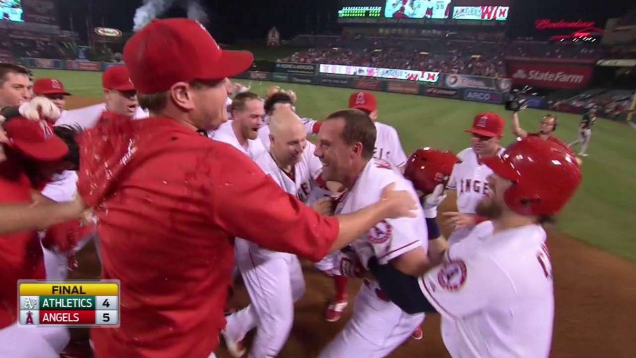 David Murphy mantuvo a Angels en la pelea con hit ganador