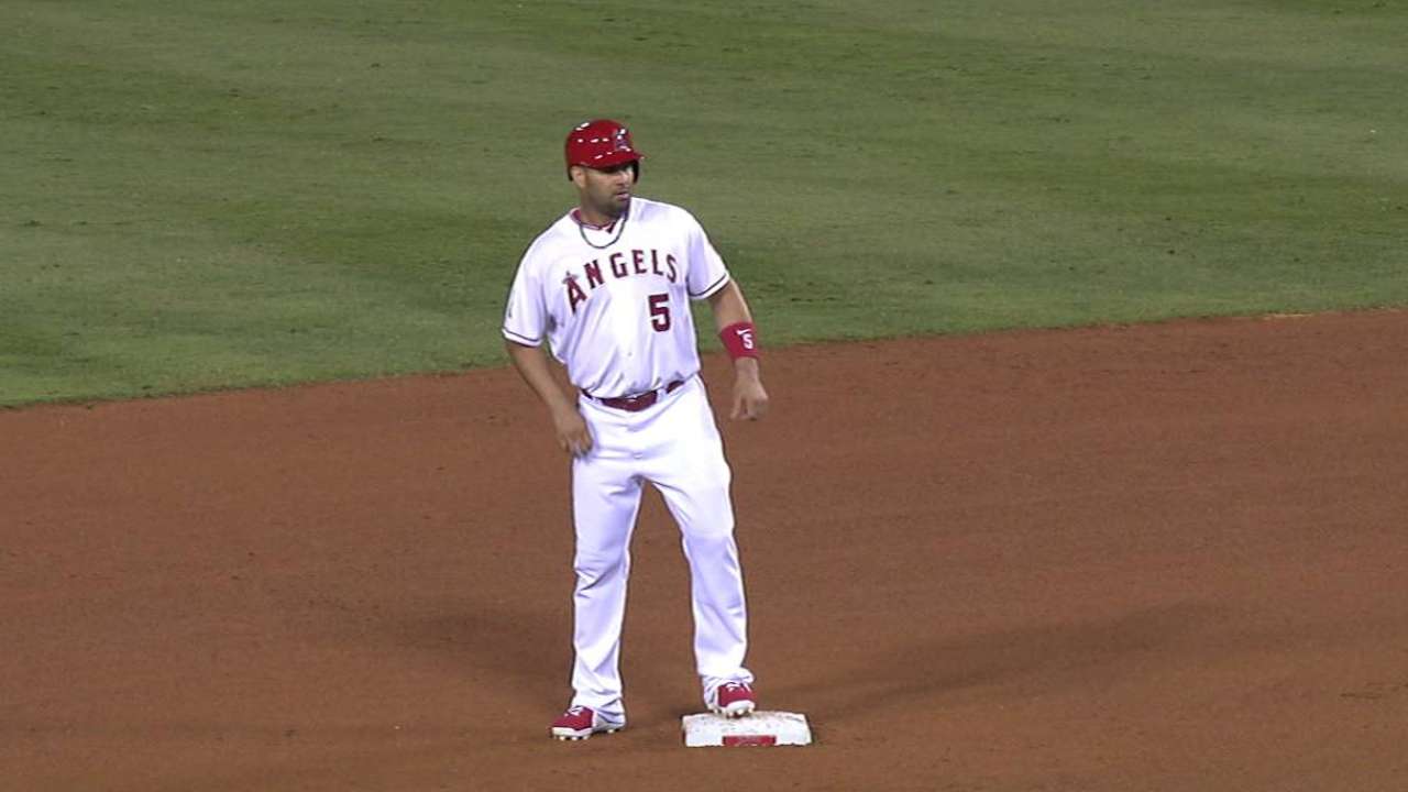 Un pie adolorido no ha detenido a Albert Pujols en las bases