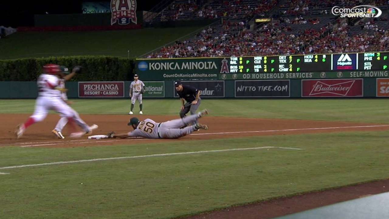 Muncy recovers, dives for out