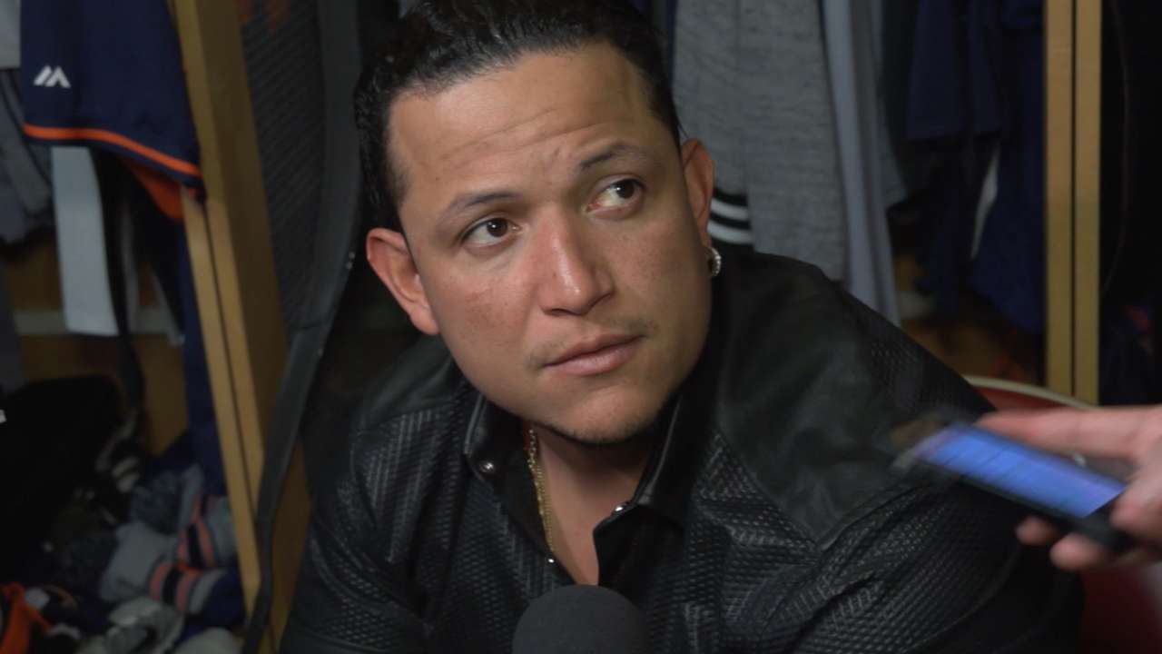 Miggy edges Altuve to earn 5th Aparicio Award
