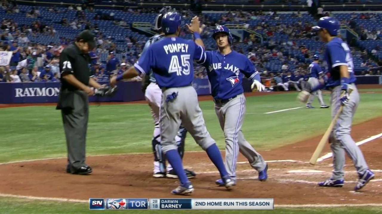 Blue Jays ink Barney to one-year pact