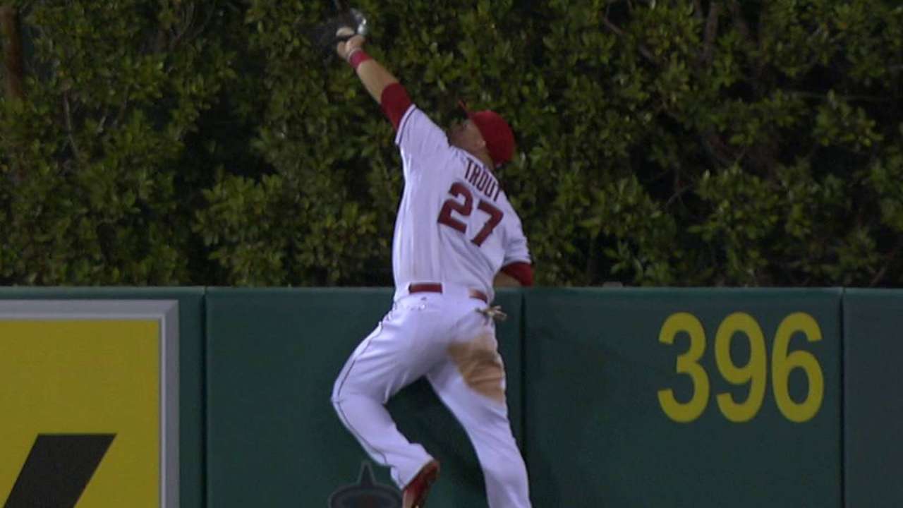 Trout's fantastic catch at wall