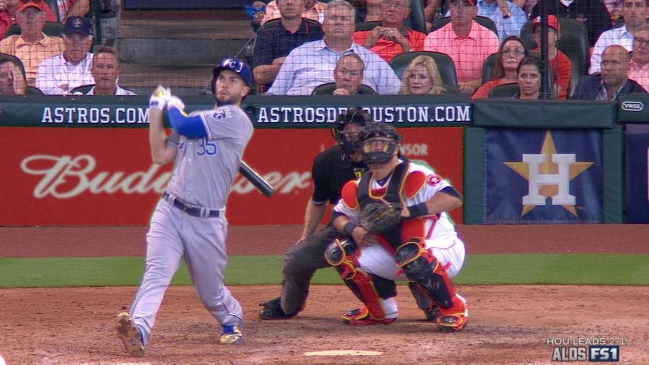 Reales reaccionan cerca del final para obligar Juego 5 contra Astros