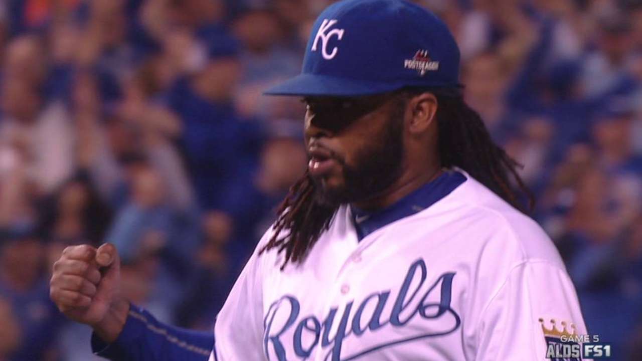Cueto retires 19th straight