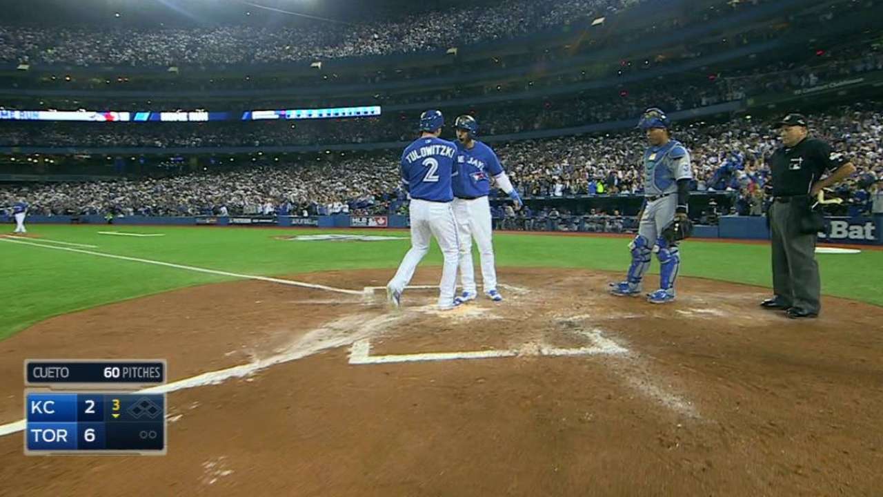 Azulejos explotan en casa y doblegan a Reales en el Juego 3