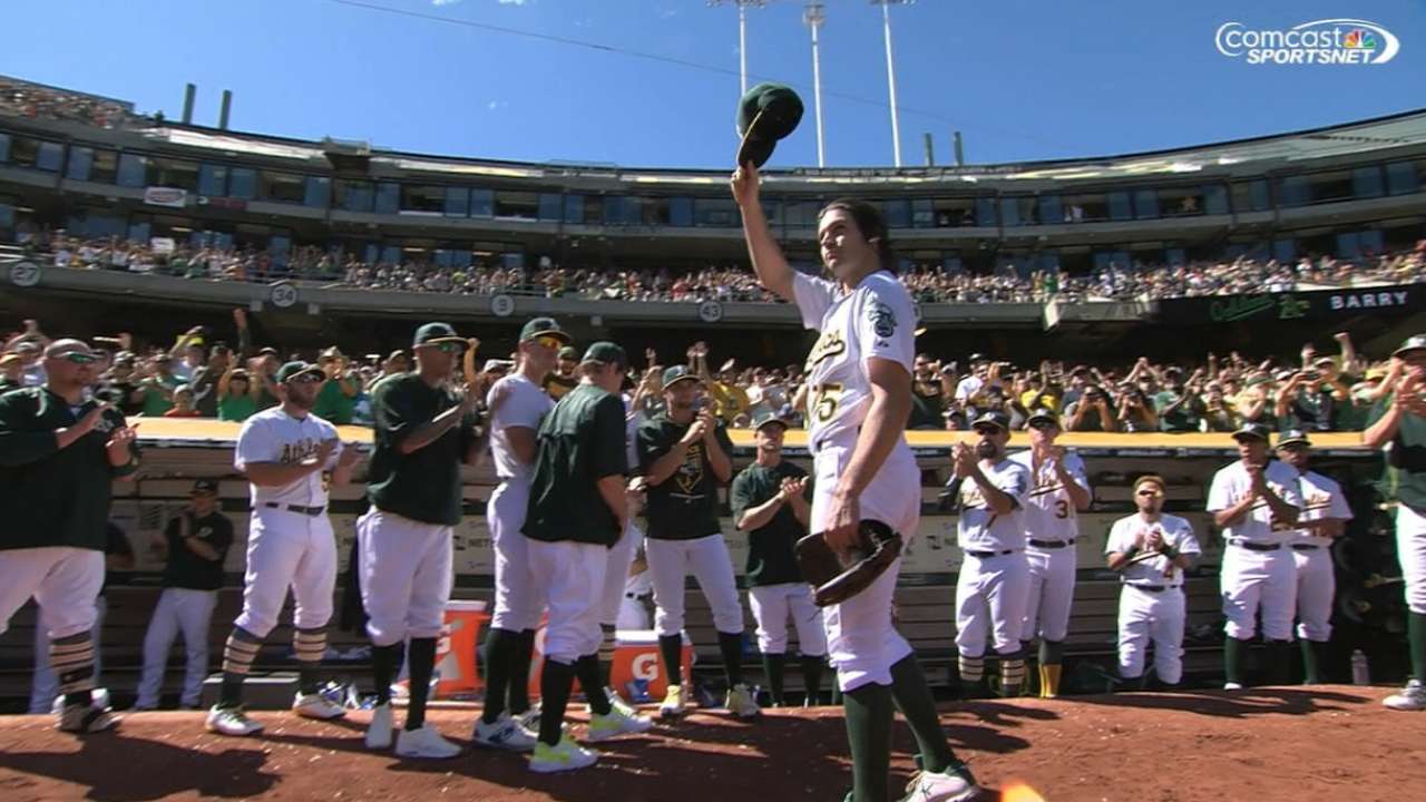 Longtime Bay Area pitcher Zito officially retires