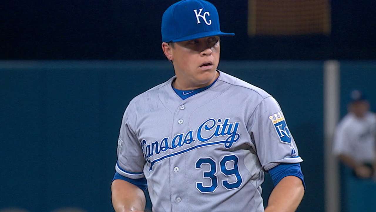 Medlen saves Royals' bullpen in Game 3 loss