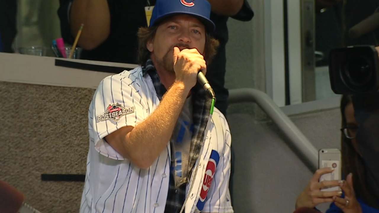 Vedder sings during the stretch