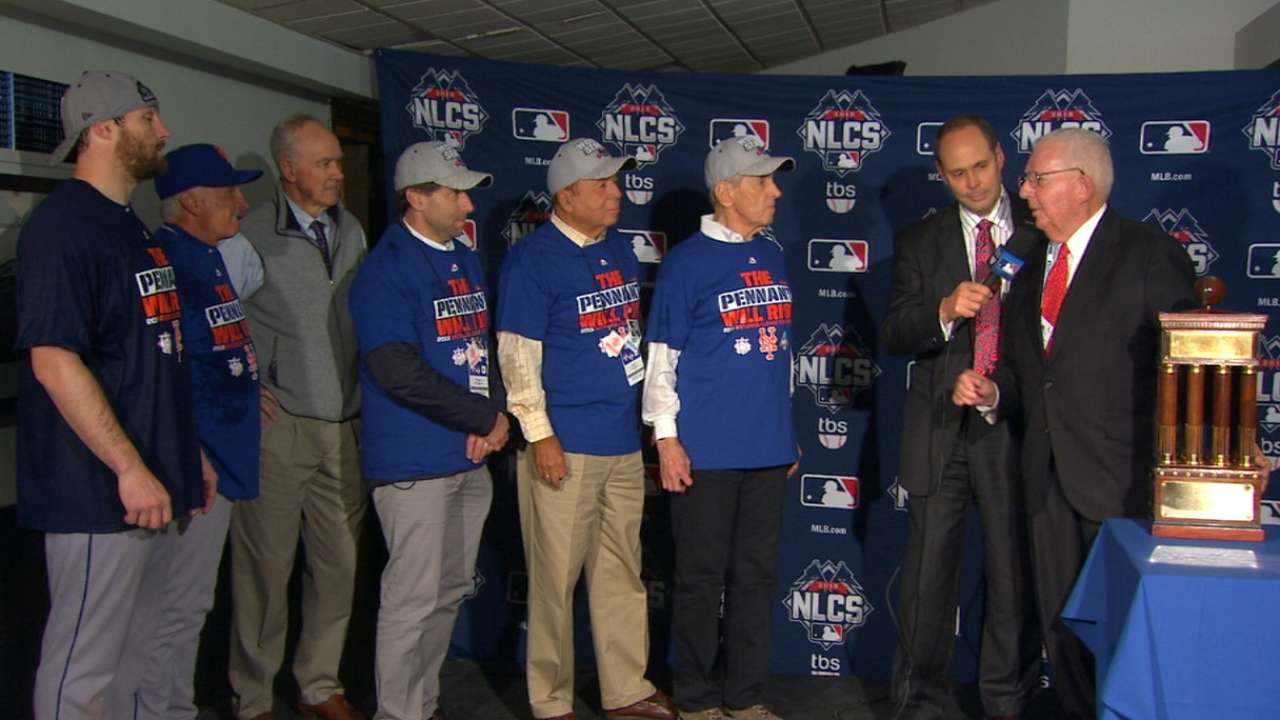 Mets accept NL champions trophy