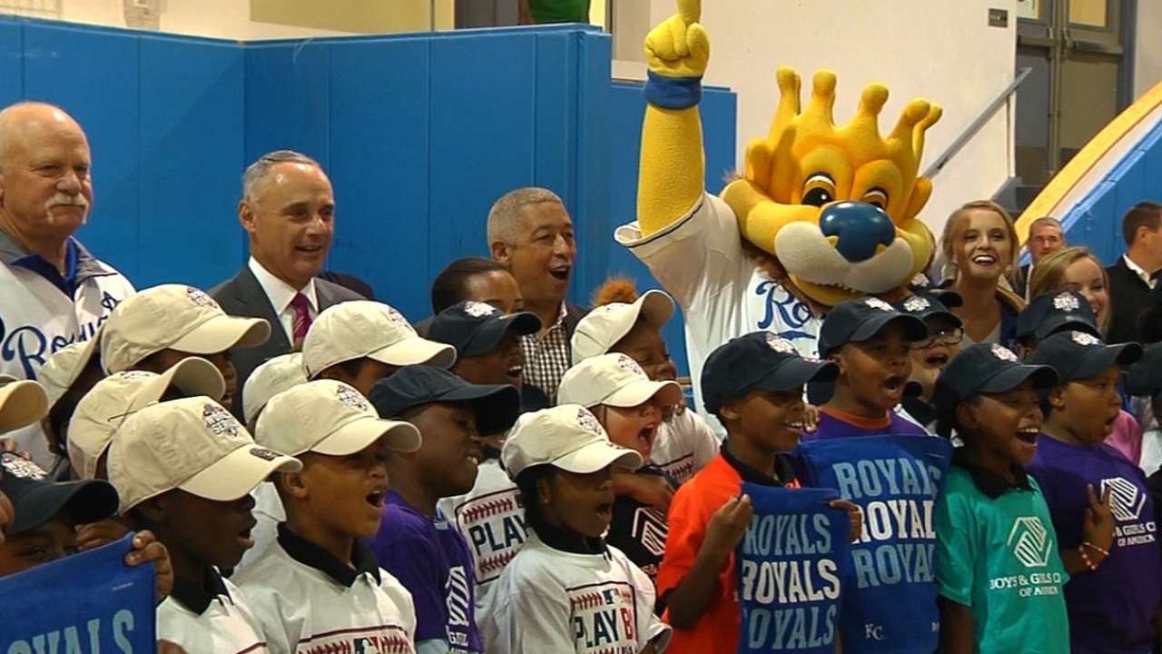 Manfred promotes value of baseball to kids