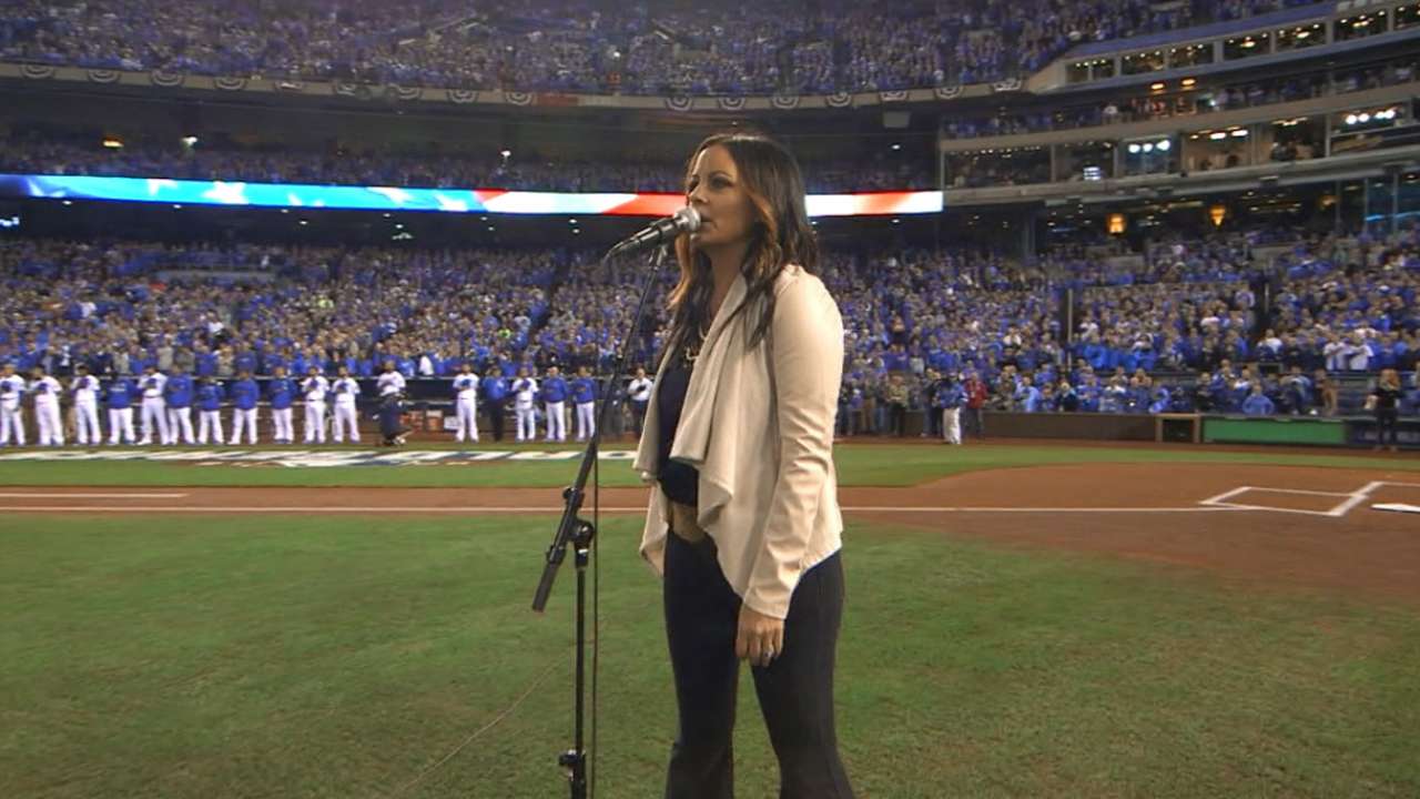 Sara Evans sings national anthem