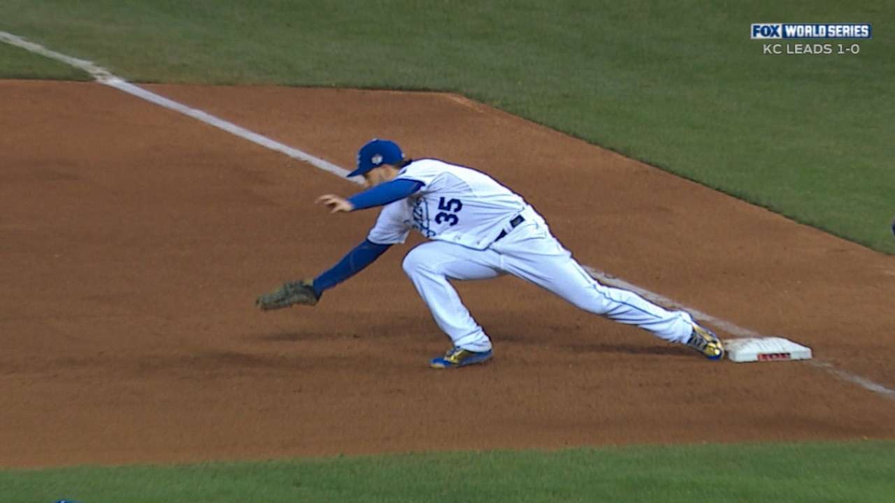 Royals forgo review, give up run in 4th