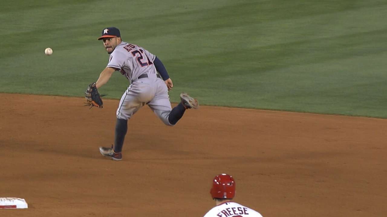 Altuve wins first Gold Glove
