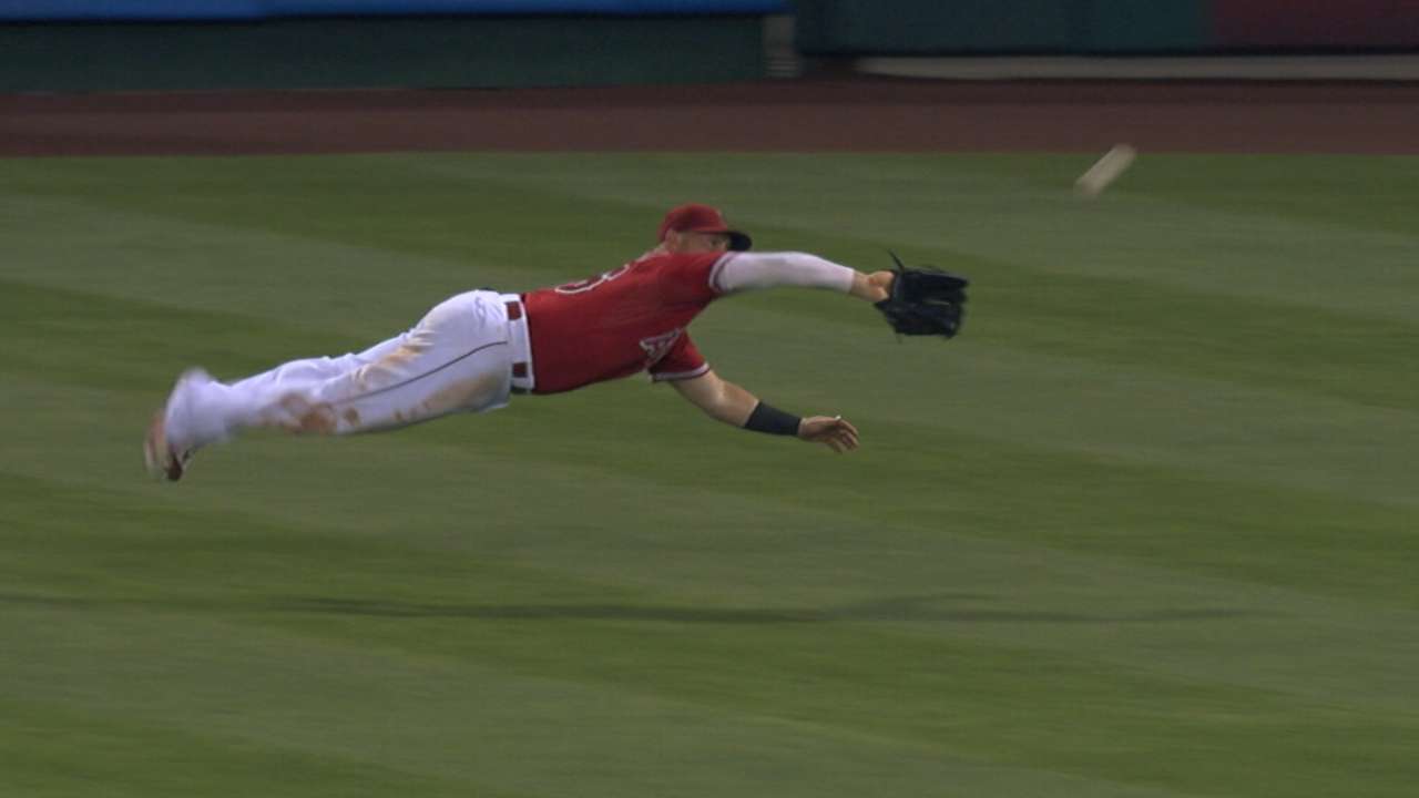 Calhoun captures 1st Gold Glove Award