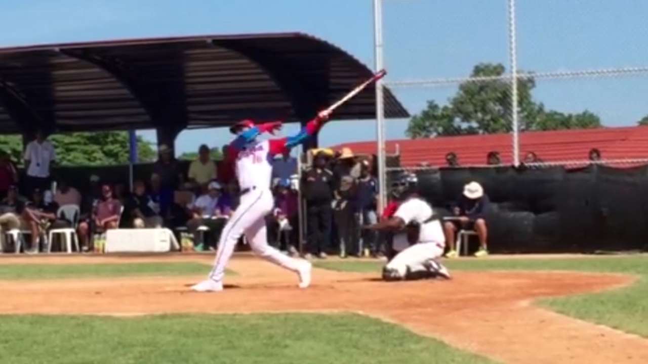 Sources: Dodgers ink pair of Cuban prospects