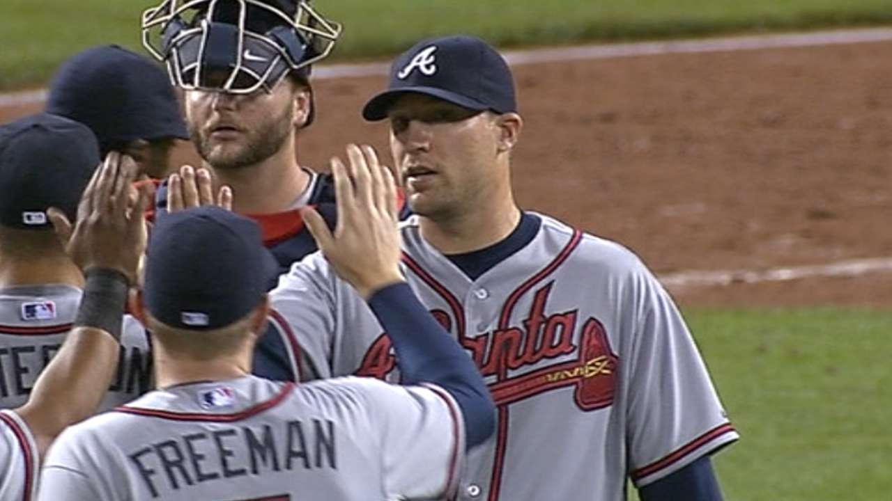 Braves reunite with veteran reliever Johnson