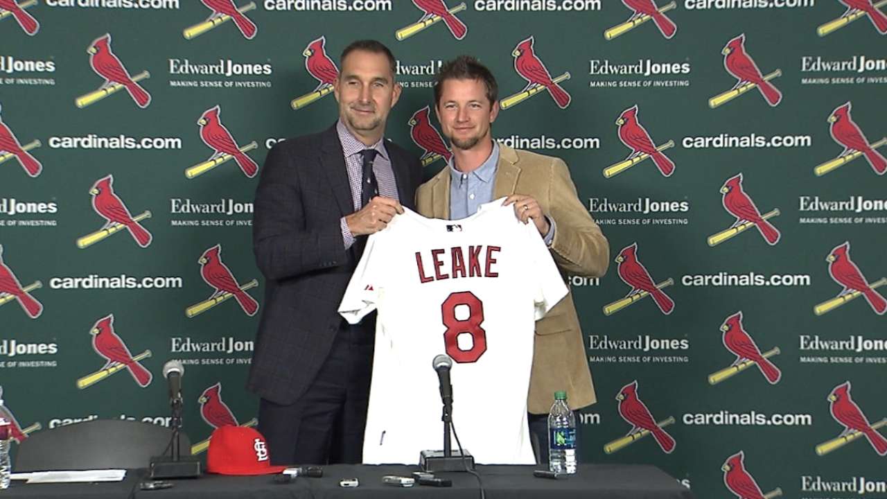 Cardinals sign pitcher Leake to 5-year deal