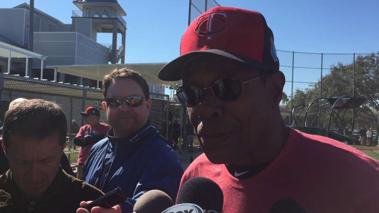 Twins greet Carew in 'Heart of 29' shirts