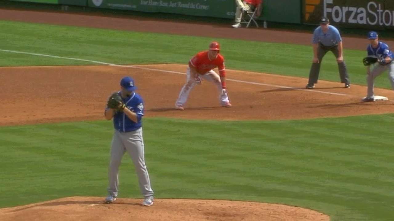 Royals keep Gee by putting him on 40-man roster