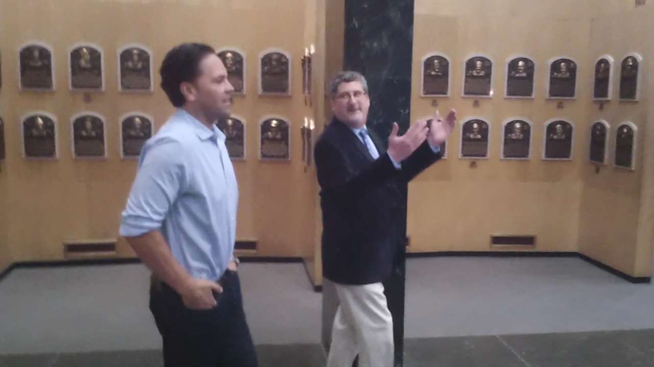 Piazza tours the Hall of Fame