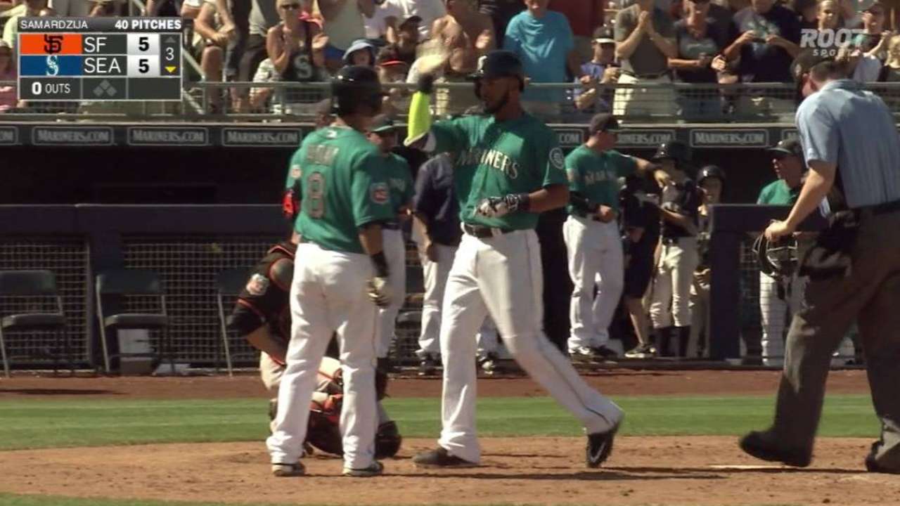 Sardinas making case with versatility, hot bat