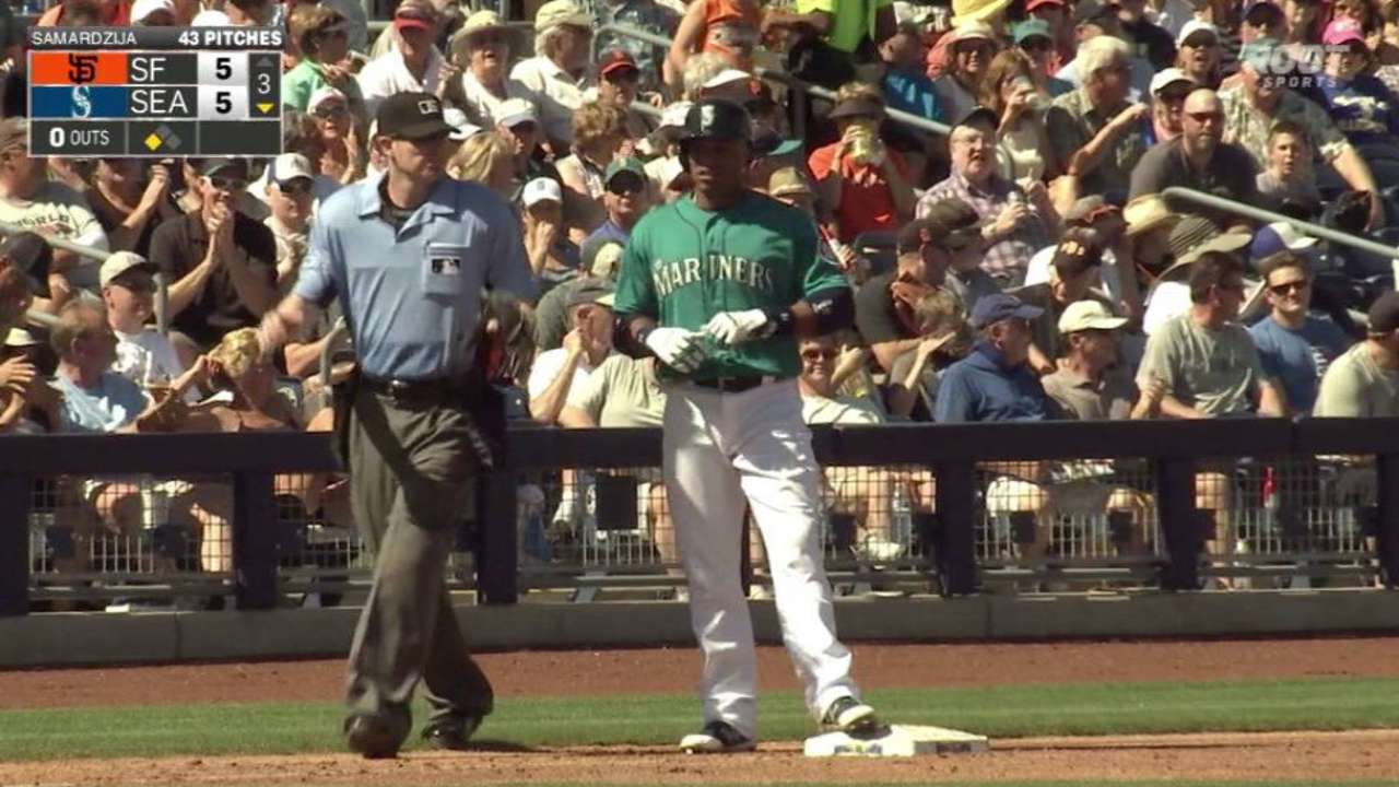 Span jams shoulder diving for Cano triple