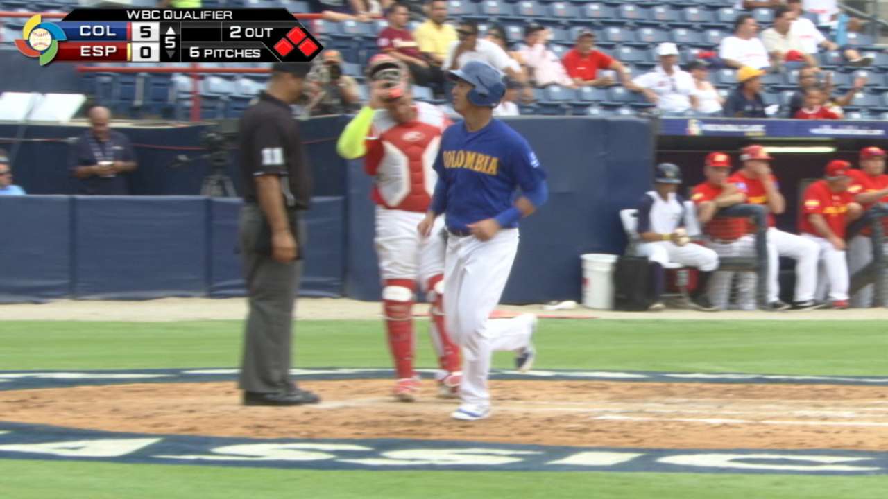 Vidal's bases-loaded walk