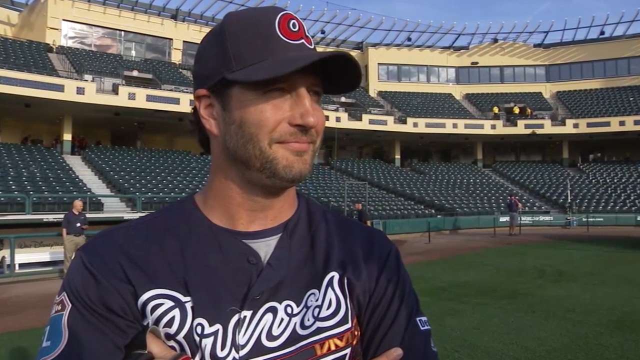 Smoltz chats with Grilli