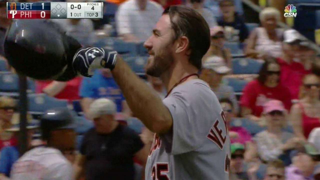 Fans razz Verlander after bunt