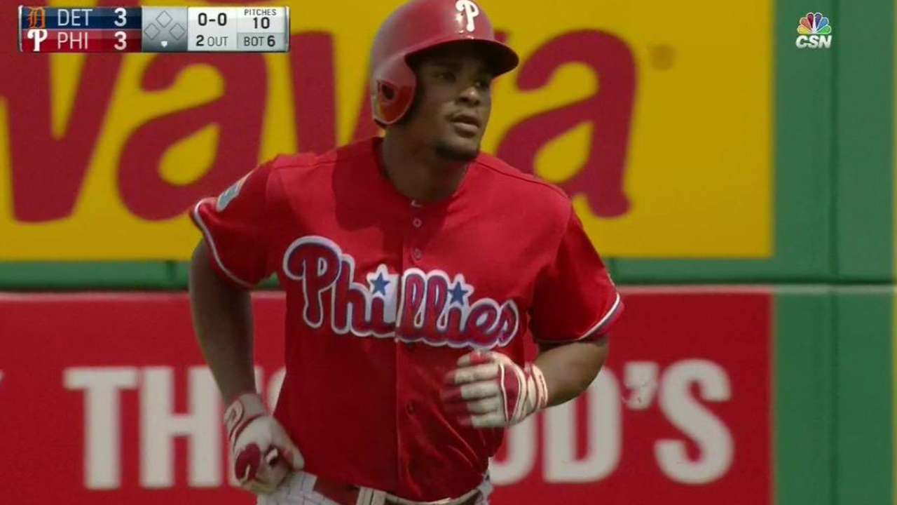 Hunter's game-tying sac fly