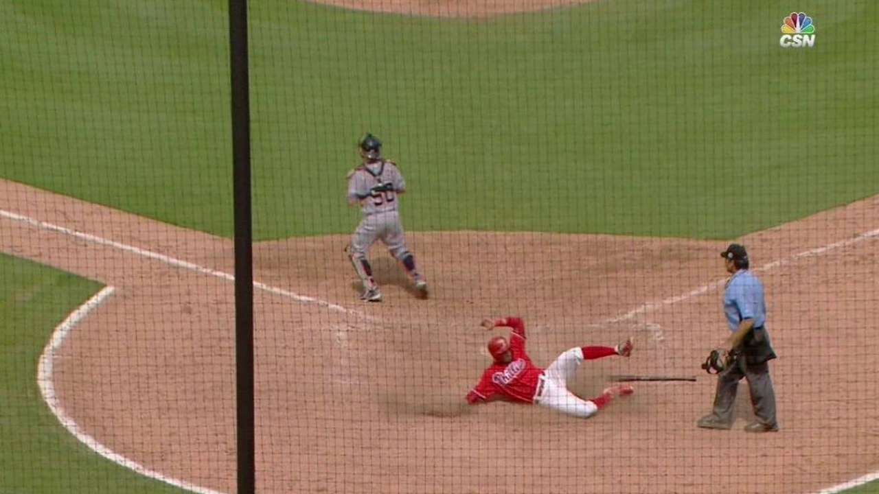 Howard extends Phillies' lead