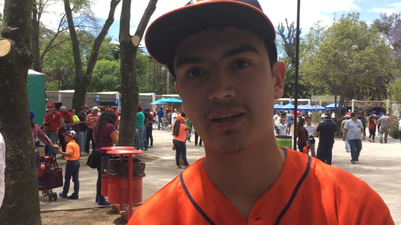 Correa, Altuve fan favorites in Mexico City