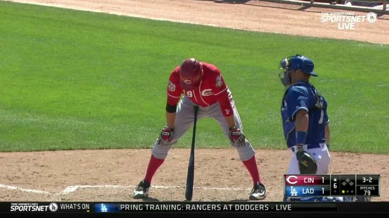 Votto mum on odd at-bat routine vs. Dodgers
