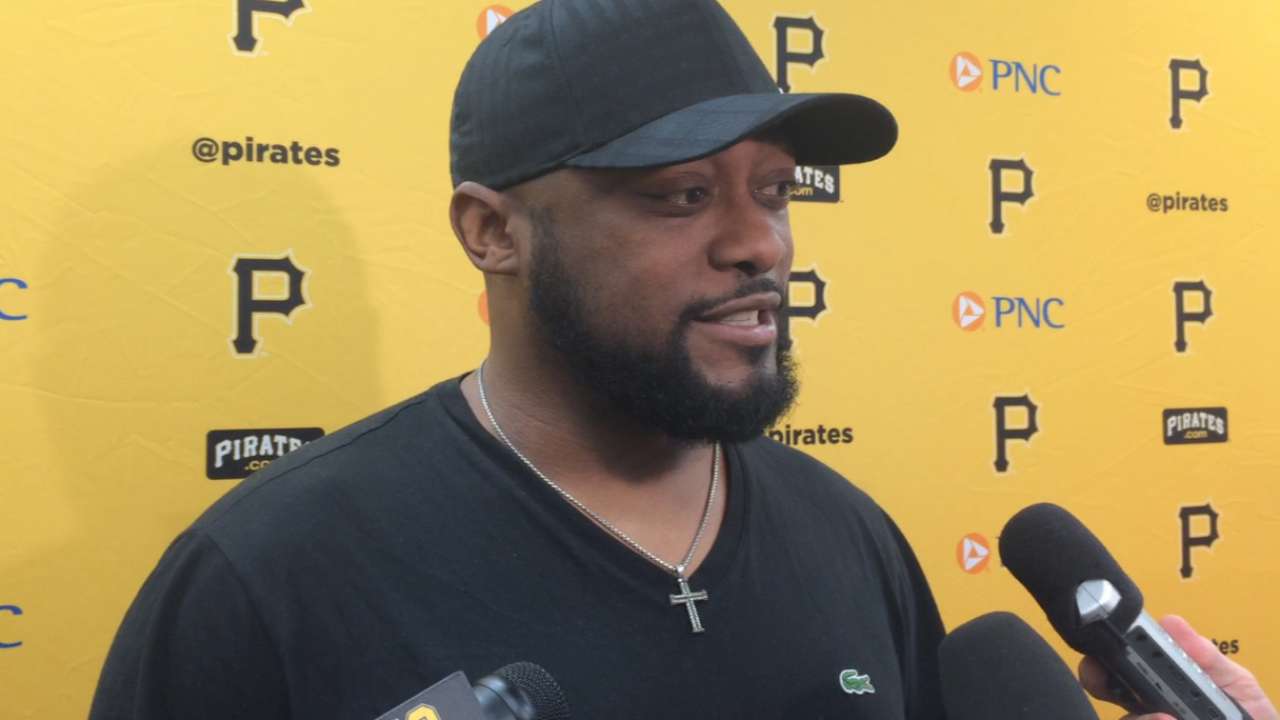 Tomlin visits Bucs' clubhouse, offers advice