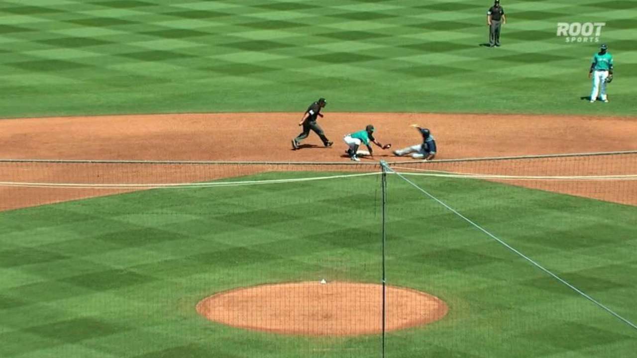 Cruz throws out Kemp at second