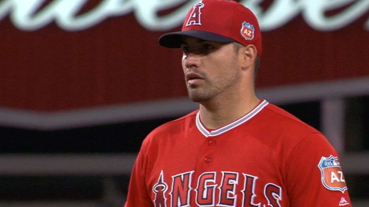 Santiago in command as Angels top Dodgers