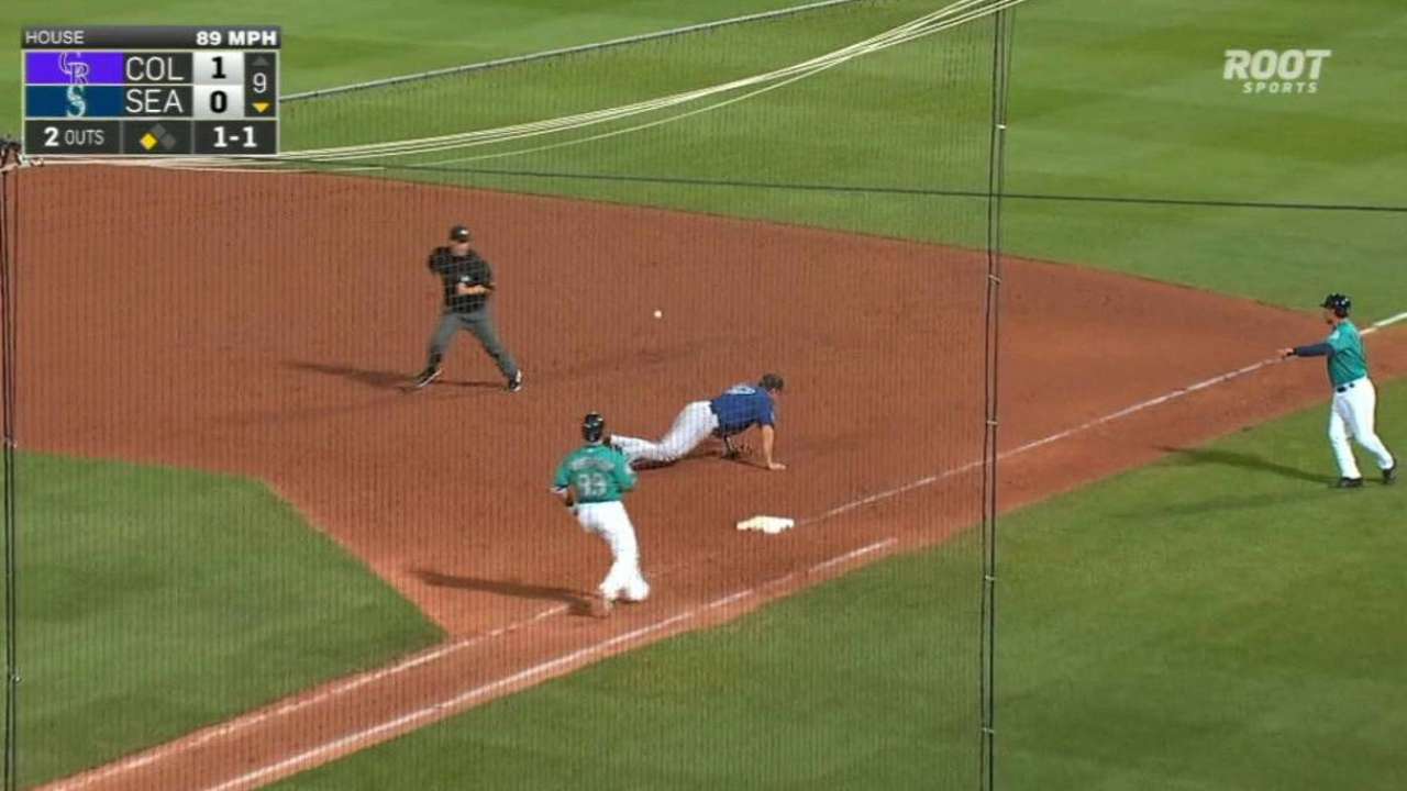 Mariners ties game on an error
