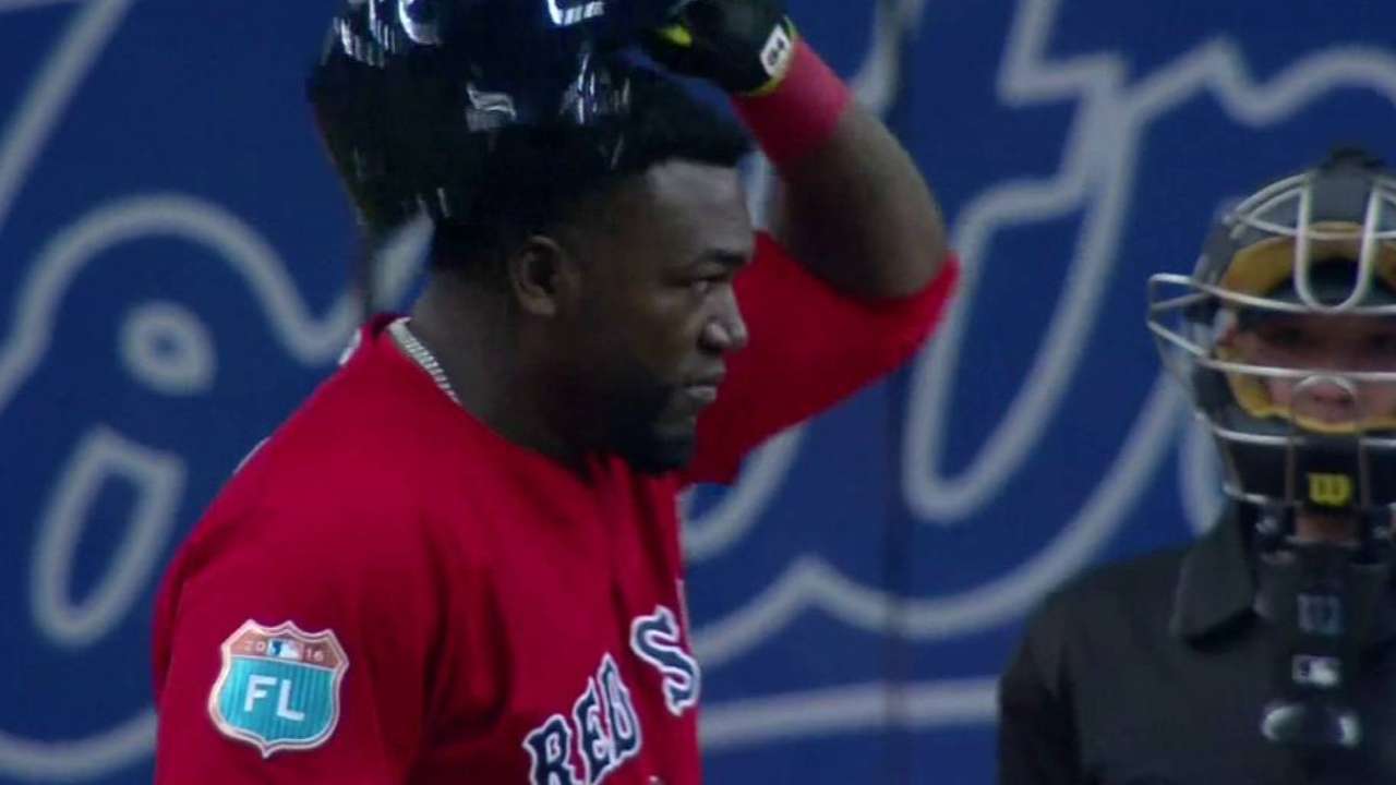 Ortiz tips his cap to the crowd
