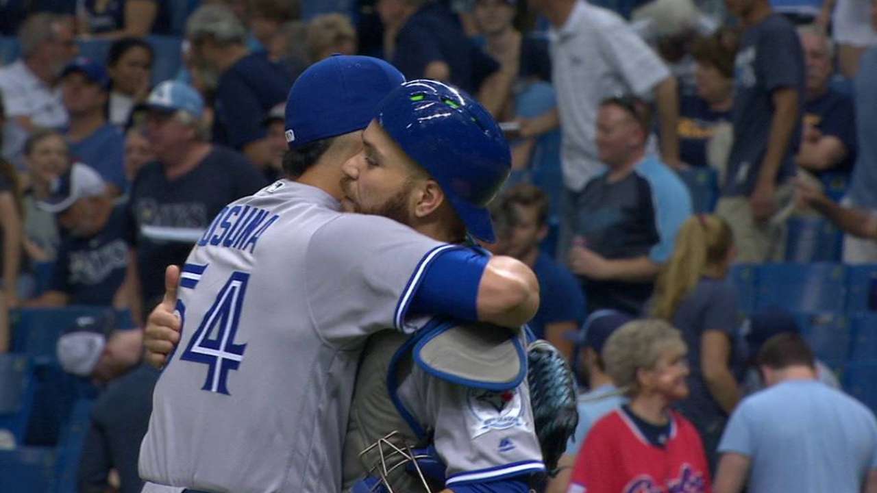Osuna notches the save