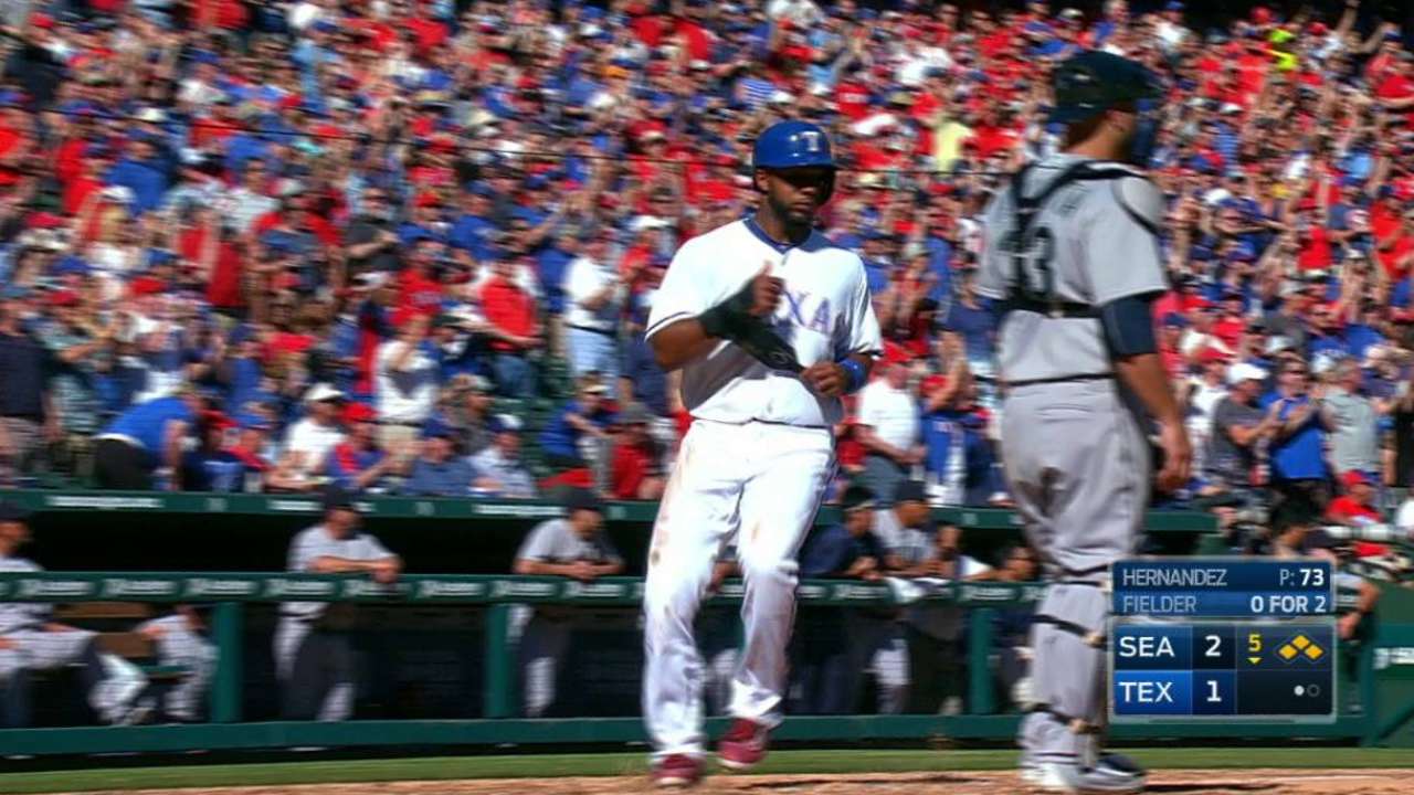 Unconventional 3-run rally for Texas vs. Felix