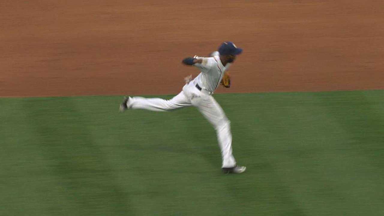 Ramirez throws out Utley