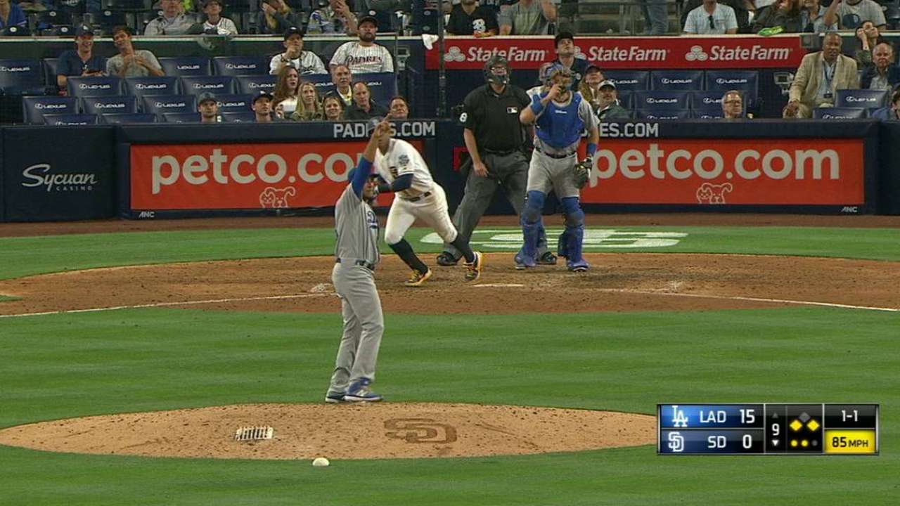 Dodgers click from all sides in Roberts' debut