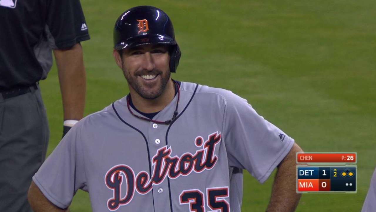Verlander singles to center