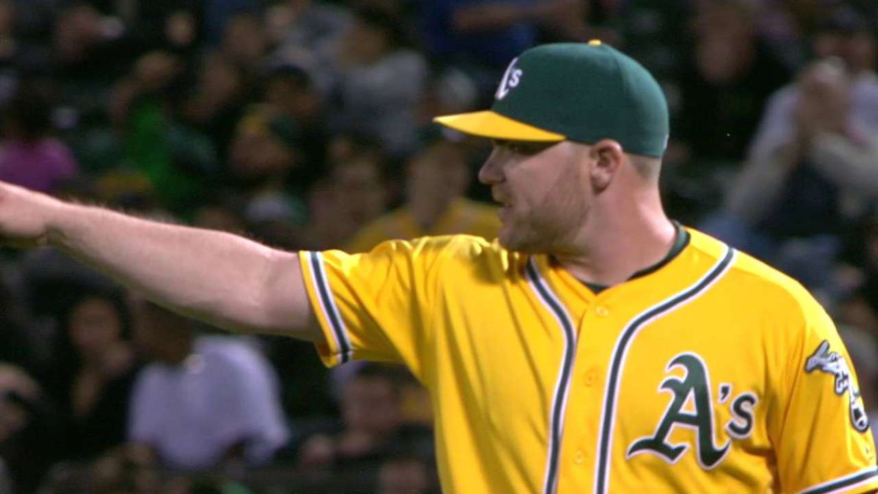 Hendriks escapes a jam