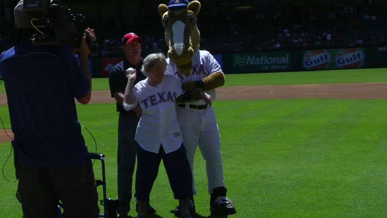 1st pitch highlight for 105-year-old Rangers fan