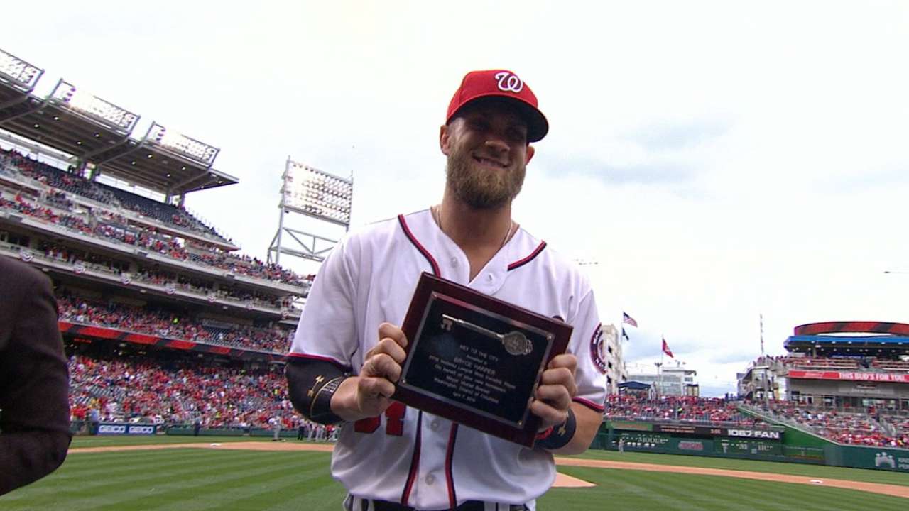 Harper accepts key to the city