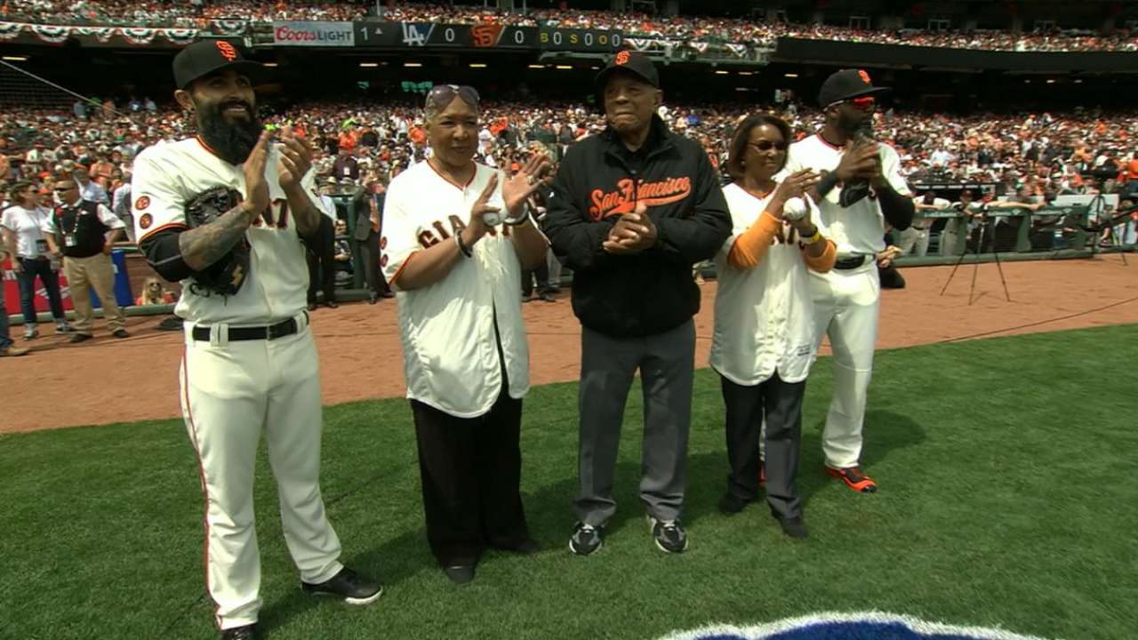 Giants pay tribute to Davenport, Irvin at opener